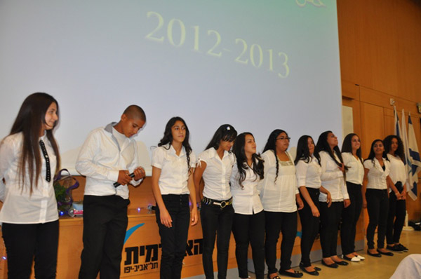 بالفيديو: المدرسة الثانوية الشاملة تنظم احتفالاً لطلاب الإعدادية بمناسبة نهاية السنة الدراسية